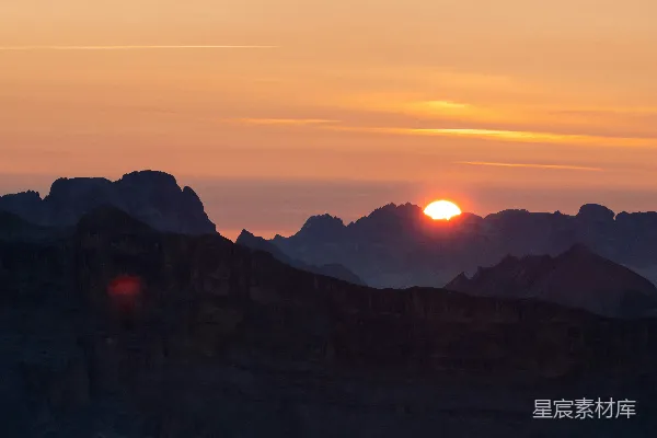 高清摄影 夕阳下山峦的轮廓