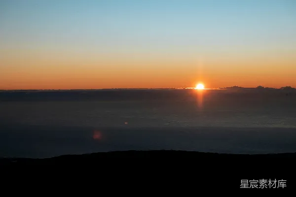 高清摄影 夕阳西下在一片大水的天边