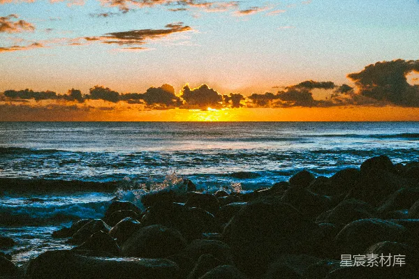 高清摄影 海边日落时的黑色岩石