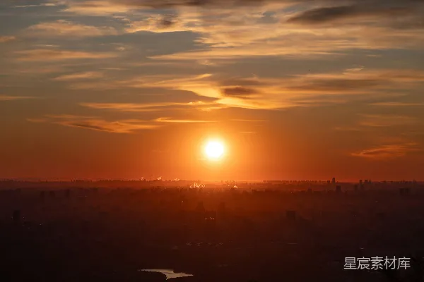 高清摄影 夕阳落下田野的天际线