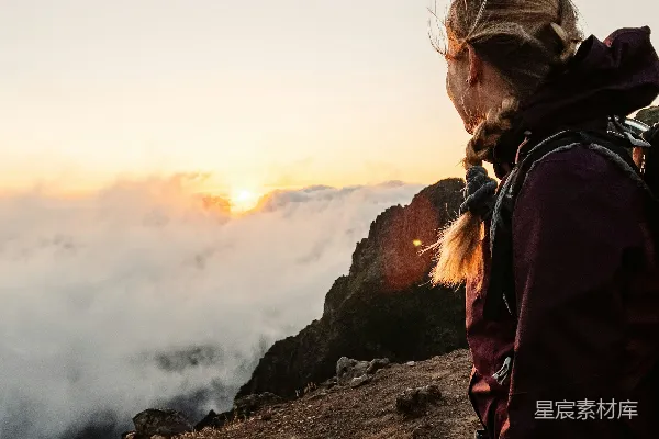 高清摄影 山顶上一位妇女背着背包站立着
