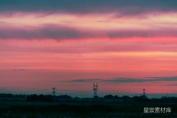 高清摄影 夕阳西下时，天空呈现出粉紫色的美景。
