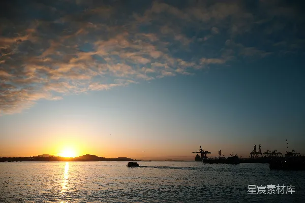 高清摄影 夕阳下航行在水面之上的船只