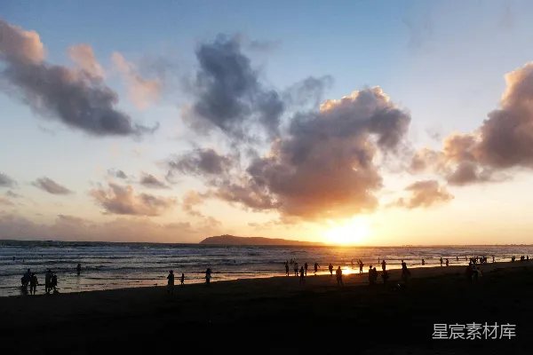 高清摄影 一群人在海边的沙滩上站立，靠近海洋。