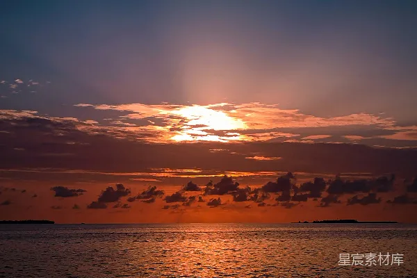 高清摄影 夕阳西下，映照着大海。