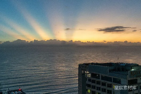 高清摄影 夕阳西下，映照在海边的城市上。