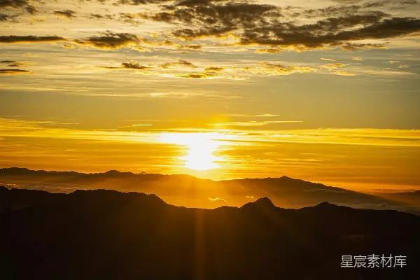 高清摄影 山峦之上夕阳西下