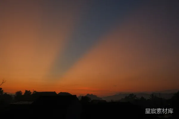 高清摄影 夕阳在天空中投下影子。