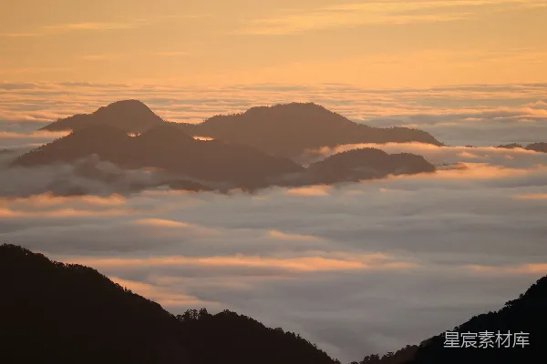高清摄影 云雾覆盖的山脉全景