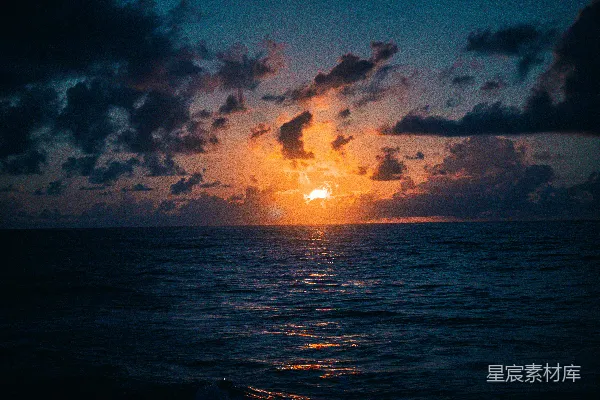 高清摄影 阴天里太阳正从海面上落下。