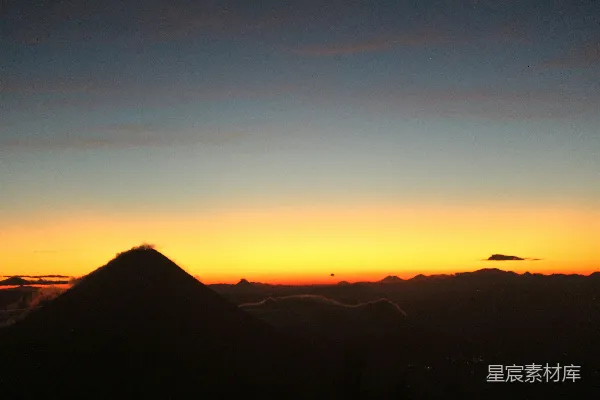 高清摄影 山峦之上，夕阳西下