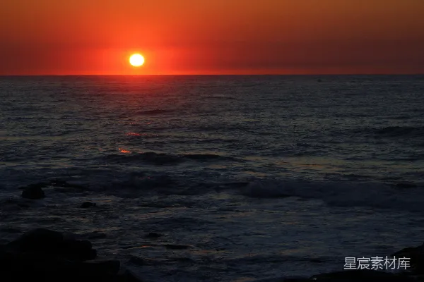高清摄影 夕阳下海浪拍打海岸的声音