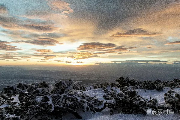 高清摄影 夕阳落下山顶皑皑白雪之上