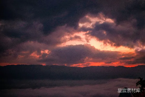 高清摄影 山峦之上，夕阳西下