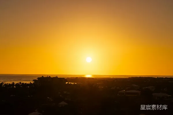高清摄影 夕阳映照在海边的天际之上。