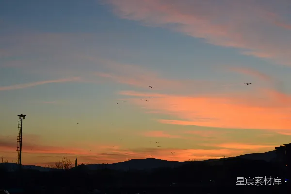 高清摄影 夕阳下的粉红和橙色云彩。
