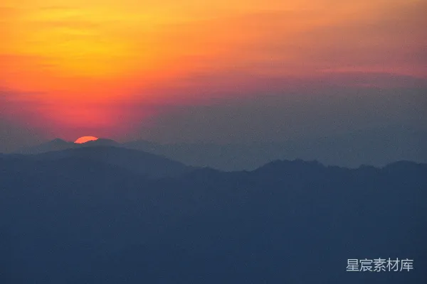 高清摄影 夕阳下的山影