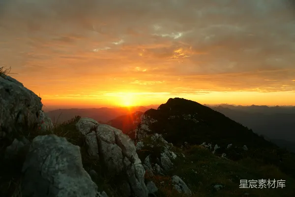 高清摄影 夕阳下的灰岩山山脉