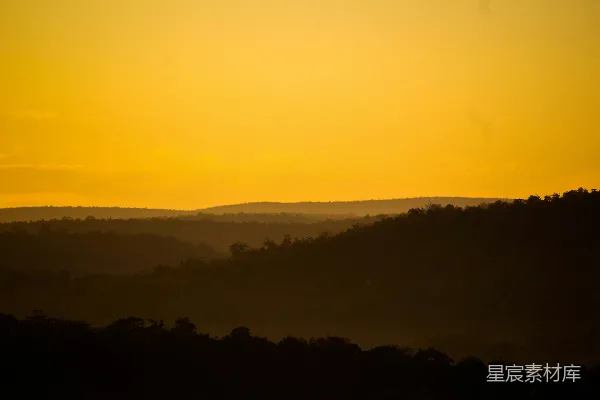 高清摄影 远处的山头正落下太阳。