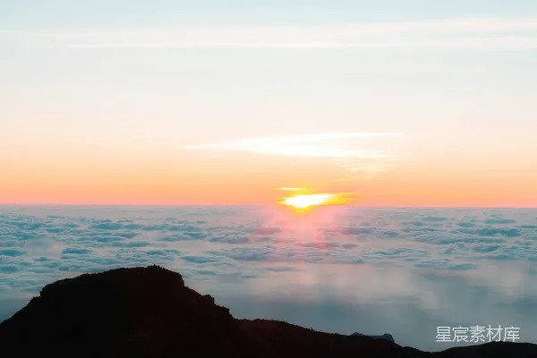 高清摄影 天边的太阳正在云层间落下