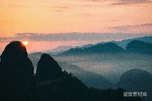 高清摄影 山间的太阳正在落山在云雾中