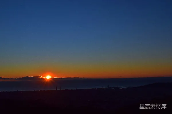 高清摄影 夕阳西下在一片大水面的天际之上