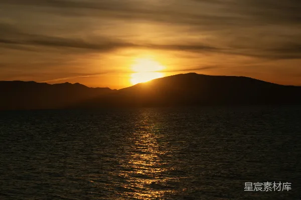 高清摄影 夕阳映照在一片水域之上。
