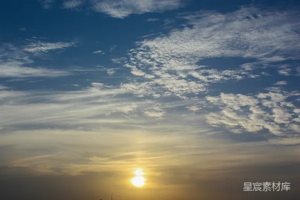 高清摄影 夕阳落下海面上，一艘帆船位于前景。