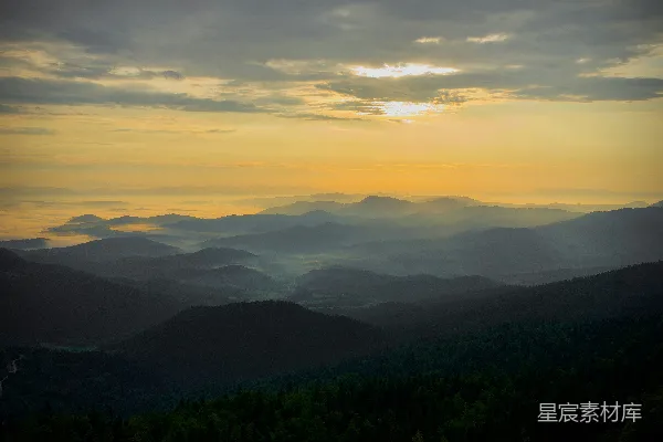 高清摄影 山峦之上，夕阳西下