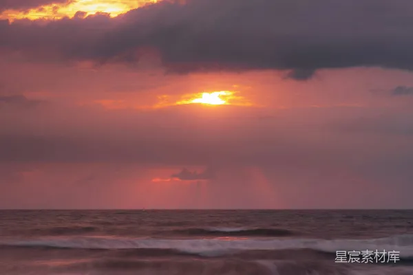 高清摄影 夕阳西下，海浪涌动。