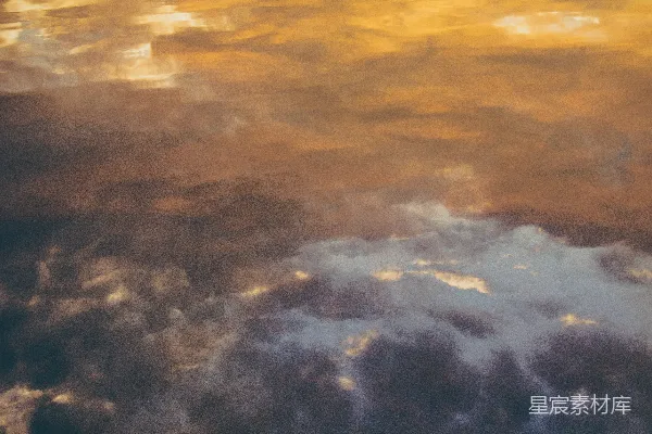 高清摄影 夕阳下城市建筑的轮廓在 dramatic 的云层中显现