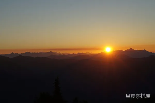 高清摄影 山峦之上日落的景象