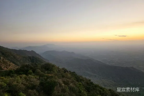 高清摄影 远处的山峦之上，太阳正在落下。