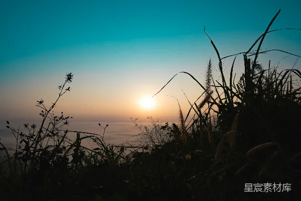 高清摄影 天边的太阳正在云层中落下