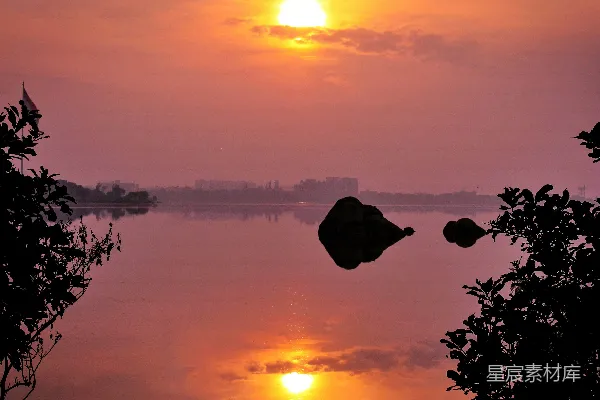 高清摄影 夕阳落在一片平静的湖面上