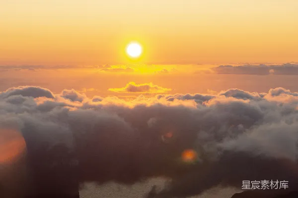 高清摄影 天边的太阳正在云层中落下