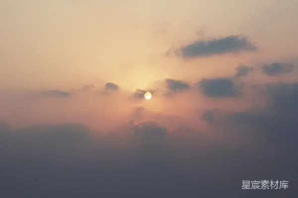 高清摄影 天边的太阳正在落下云层之间