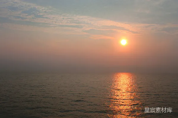 高清摄影 在云遮雾拦的一天里，太阳正落下海面。