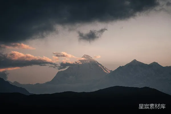 高清摄影 山中云雾缭绕的一景