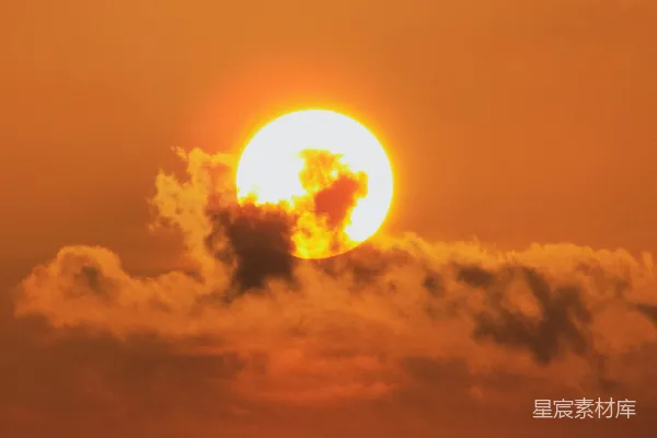 高清摄影 天空中一轮明亮的太阳