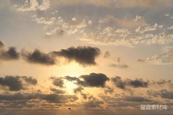 高清摄影 在阴天的这一天，太阳正在海面上落下。