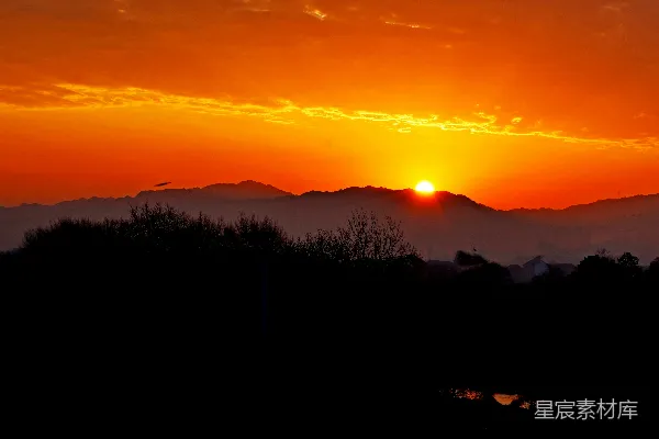 高清摄影 山峦之上，夕阳西下