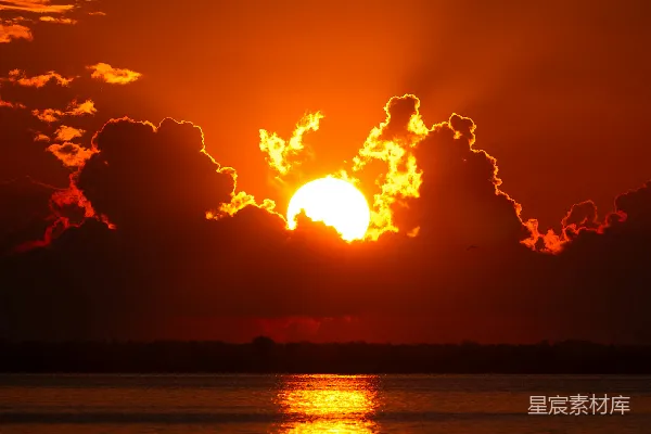 高清摄影 夕阳西下，落在一片水面上。