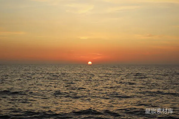 高清摄影 阴天里太阳正在海平面上落下