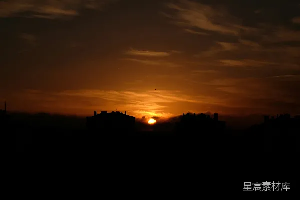 高清摄影 夕阳西下，城市天际线显露出来。