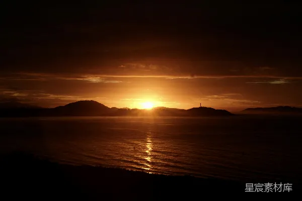 高清摄影 夕阳下的山影