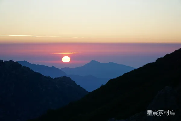 高清摄影 夕阳下的山影