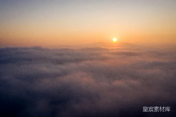 高清摄影 夕阳映照在云层之上