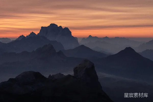 高清摄影 夕阳下的山影
