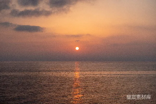 高清摄影 在阴天的这一天，太阳正在海平面上落下。